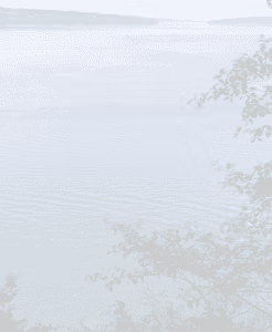 un fleuve qui rétrécit à très faible contraste