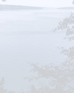 un fleuve qui rétrécit à très faible contraste