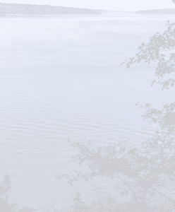 un fleuve qui rétrécit à très faible contraste